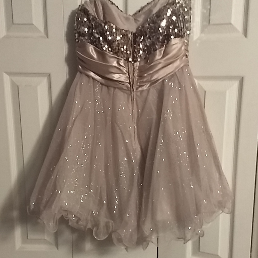 Dress - Picture 4 of 7